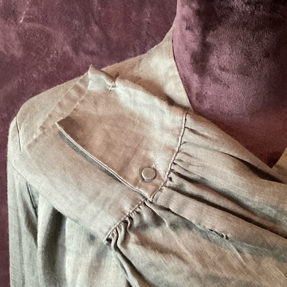 Chico’s Women's Lightweight Green Long-Sleeve Top - Picture 3 of 6